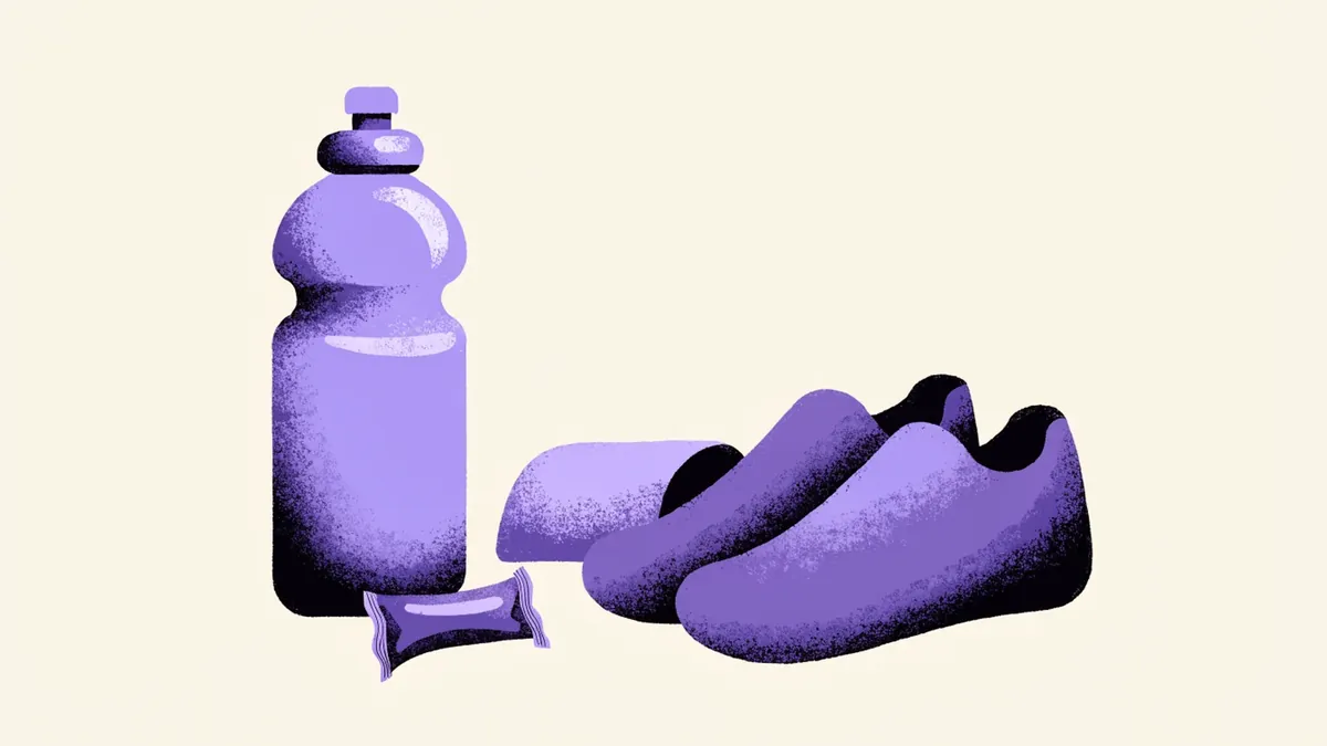 Illustrazione: una borraccia sportiva, scarpe da corsa e un asciugamano, con una bustina accanto alla borraccia.